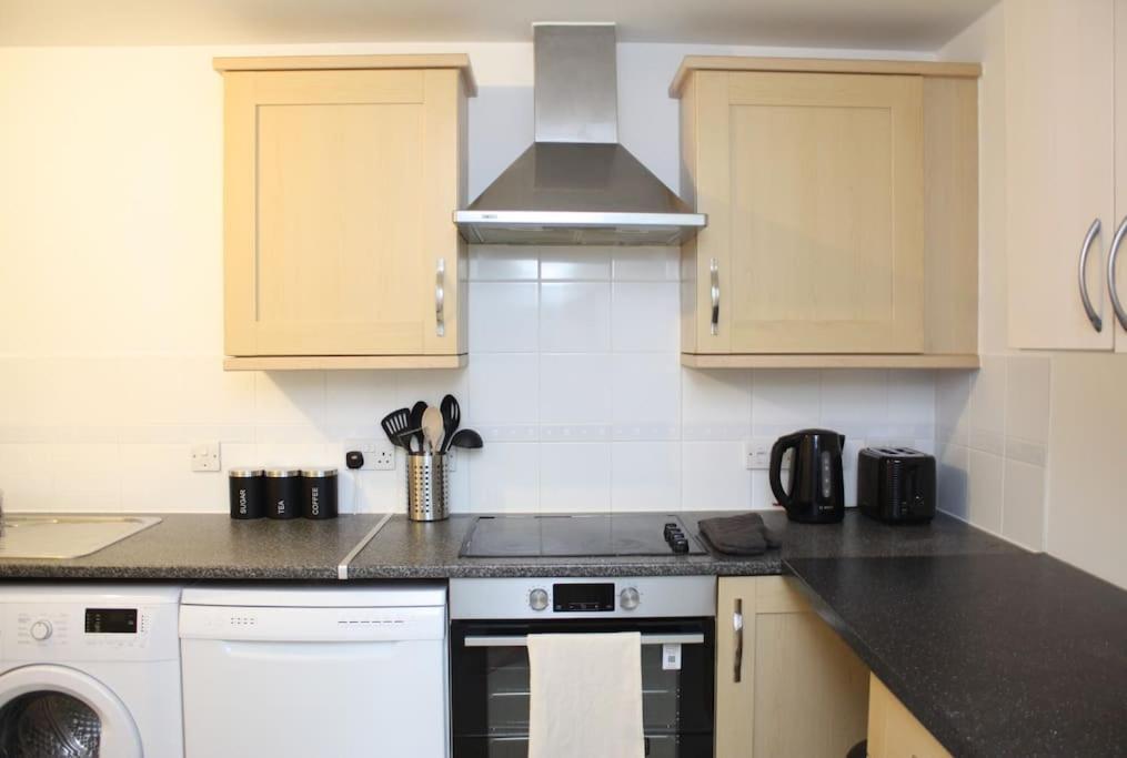 2 Bed 2 Bath Apartment & Parking - Lgw 10Min Drive Кроули Екстериор снимка