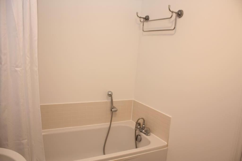 2 Bed 2 Bath Apartment & Parking - Lgw 10Min Drive Кроули Екстериор снимка